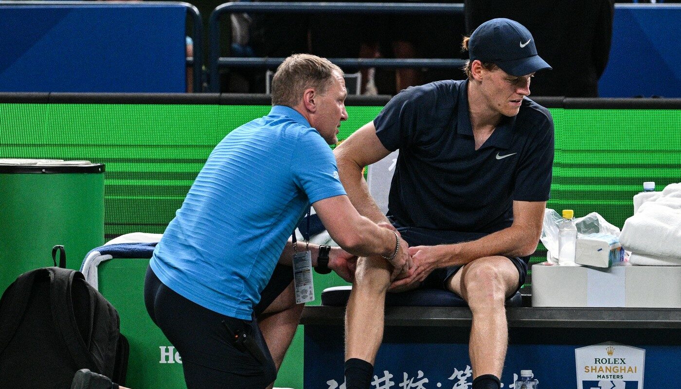 Imagini dramatice cu Jannik Sinner. A fost obligat să abandoneze din cauza crampelor pricinuite de căldura sufocantă de la Shanghai