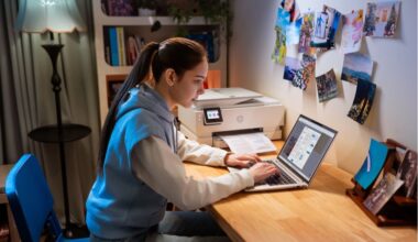 monitor portabil de 14 inci, ultrawide de 49 inci cu funcție AI de reducere a zgomotului, dock pe USB-C cu activare prin bluetooth, mouse wireless alimentat prin supercondensator și fără baterii etc