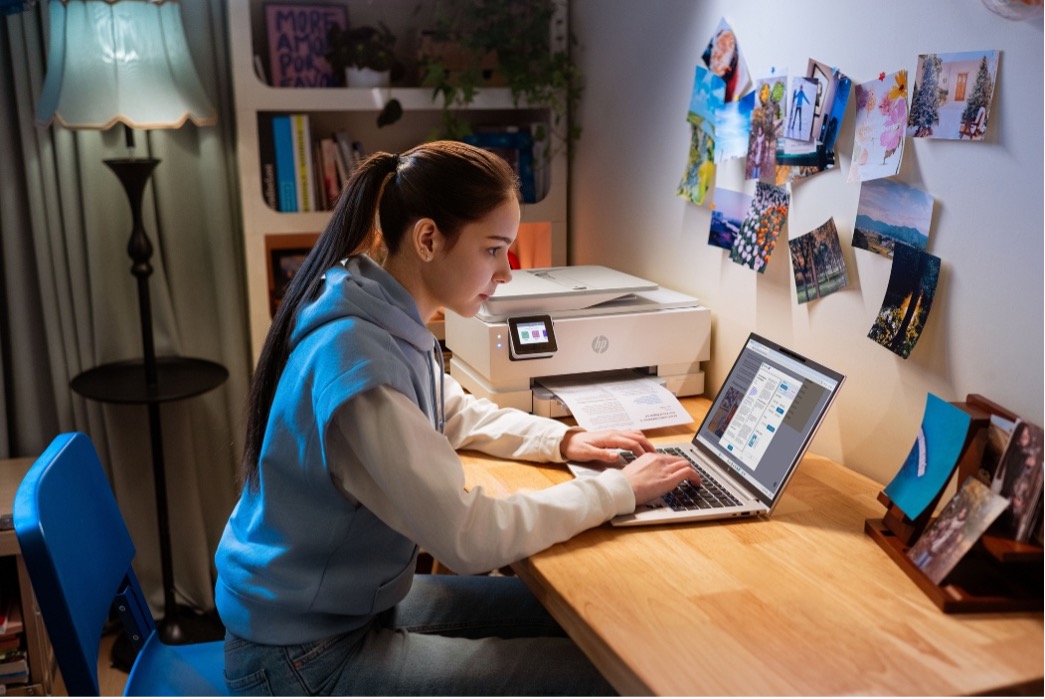 monitor portabil de 14 inci, ultrawide de 49 inci cu funcție AI de reducere a zgomotului, dock pe USB-C cu activare prin bluetooth, mouse wireless alimentat prin supercondensator și fără baterii etc