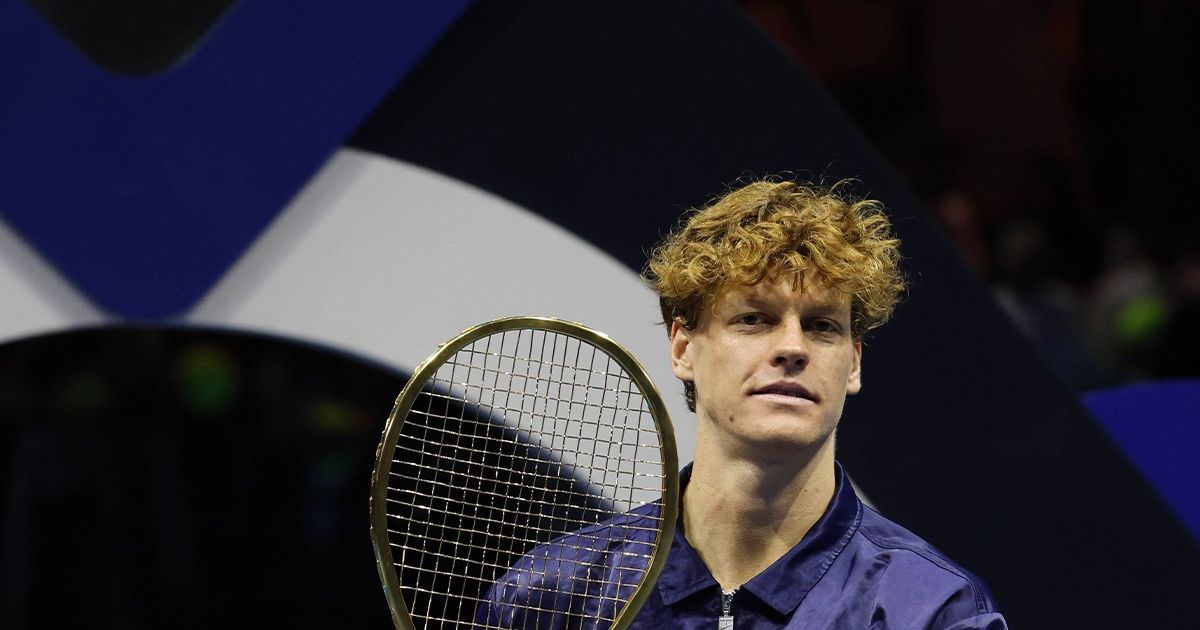 Cel mai mare premiu din istorie! Jannik Sinner l-a învins categoric pe Alcaraz în finala Six Kings Slam și a primit o rachetă din aur » Suma fabuloasă obținută de italian