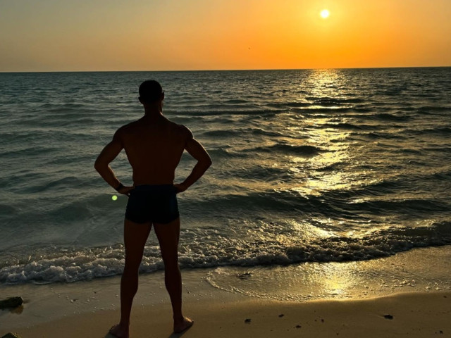 Când era mic, era sărac lipit. Acum a devenit miliardar celebru și urmează să se însoare, la 41 de ani