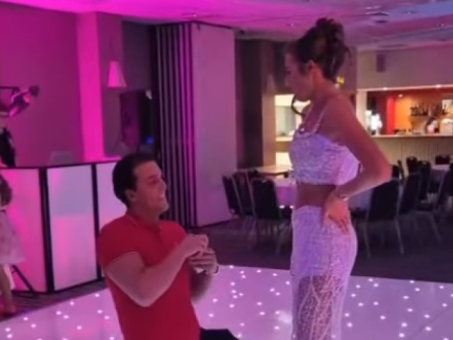 Nu s-au ferit de cuvinte, după ce au văzut că fiica lor s-a logodit la 16 ani