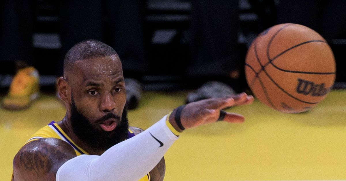 LeBron James a împărțit internetul. FOTO. Fanii au reacționat dur după cascadoria starului din NBA: „De ce ne faci asta, rege glorios?” » Cele mai bune meme-uri