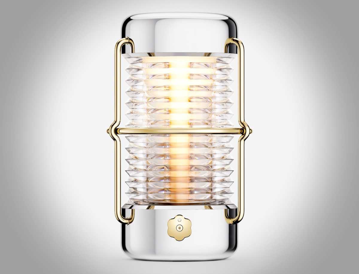 Jony Ive, designerul primelor modele iPhone, lansează o lampă de 5.000 de dolari