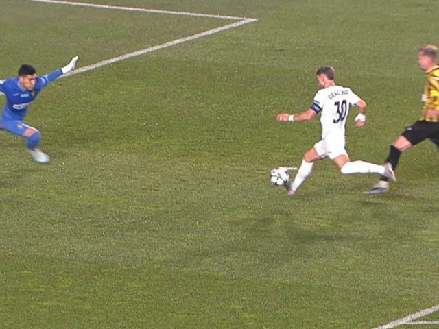 Vlad Dragomir a ajuns față în față cu portarul advers, pentru primul gol în UCL, dar nu a făcut decât să-l accidenteze