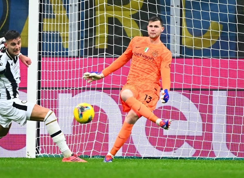 Josep Martinez, portarul echipei Inter Milano degajează mingea într-un meci