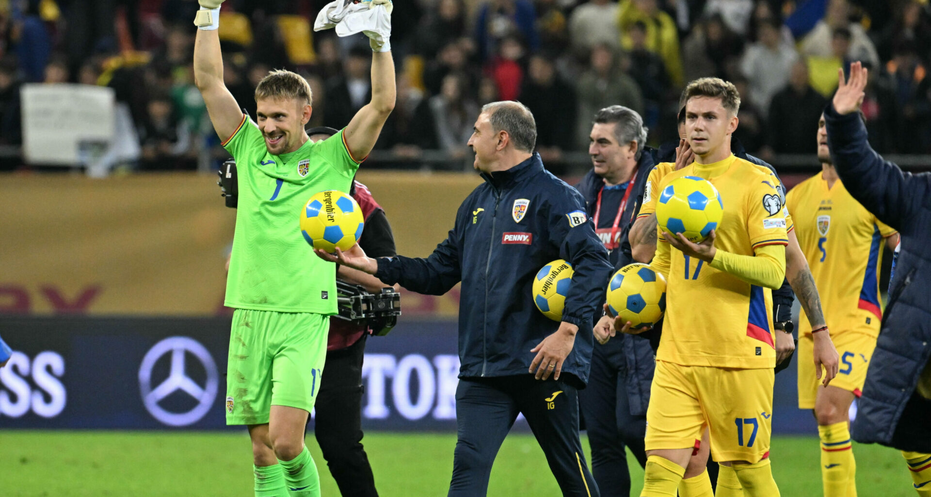 Microfoanele au captat tot ce i-a spus Mircea Lucescu lui Ionuț Radu după România – Austria 1-0, când credea că nu-i aude nimeni