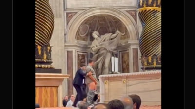 Moment șocant la Vatican. Un bărbat a urinat la Altarul Confesiunii în fața credincioșilor și turiștilor VIDEO