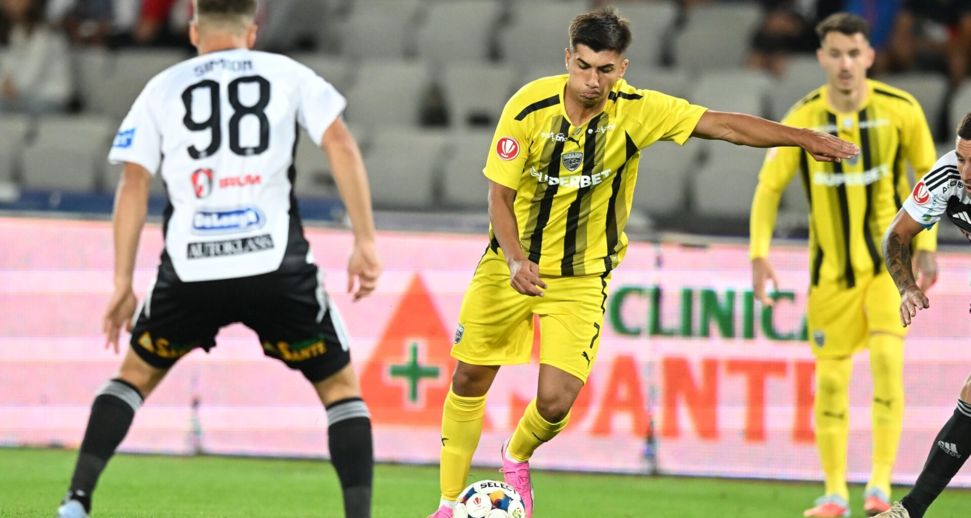 FCSB încearcă să producă lovitura iernii: 1 milion plus un jucător pentru un fotbalist de la marea rivală