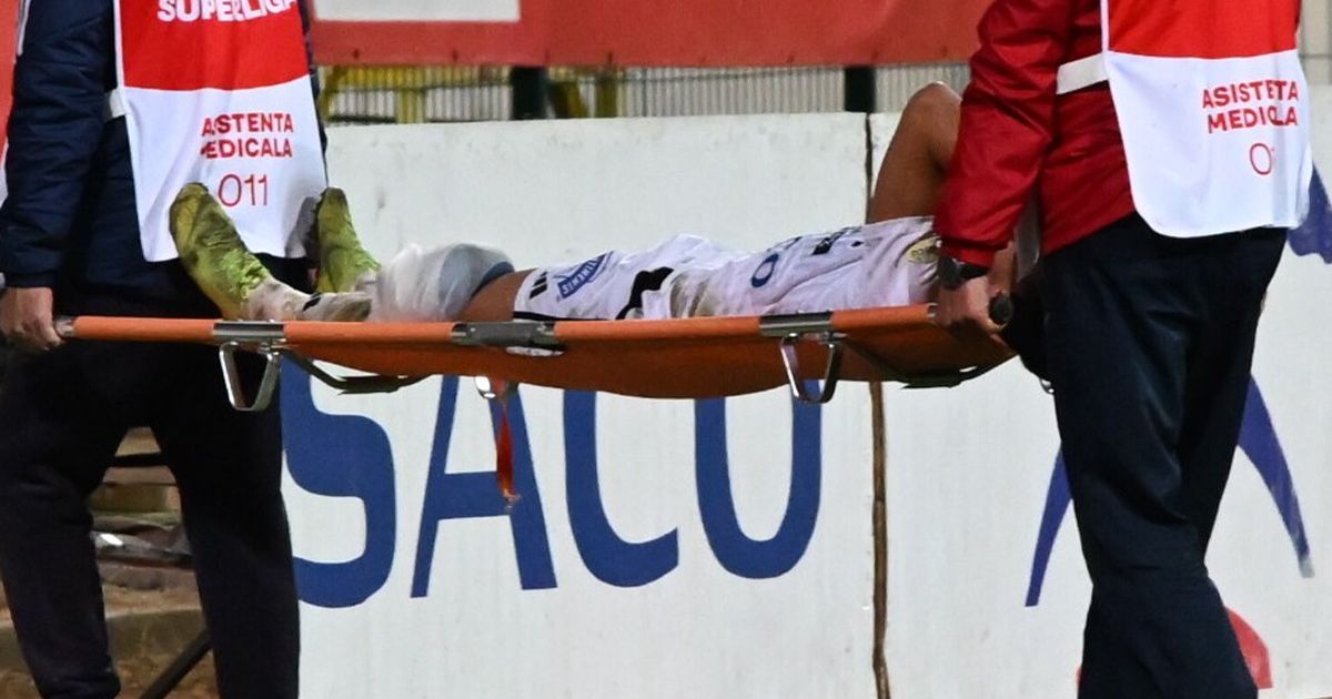 Ghinion teribil pentru Ilaș / FOTO Fotbalistul de la FC Botoșani s-a accidentat și a părăsit terenul pe targă