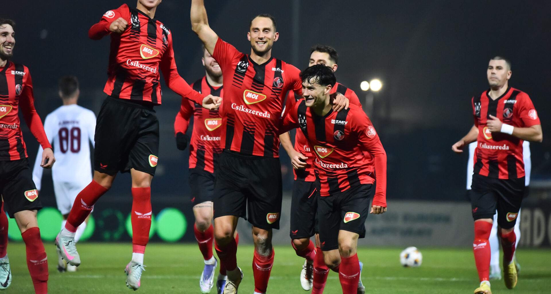 Lingourile de aur ale lui Nelu Varga și arbitrajul lui George Găman n-au putut rupe buștenii țapinarilor din Ciuc! Csikszereda