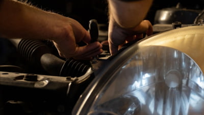 O șoferiță a schimbat bateria mașinii de 3 ori într-un an. Mecanicul a descoperit ce s-a întâmplat: „M-a făcut să râd isteric” VIDEO