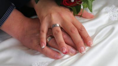 O femeie și-a aruncat din neatenție verigheta și inelul de logodnă la gunoi. Cum le-a găsit. „A fost ca și cum ai căuta un ac în carul cu fân”