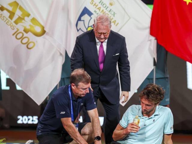 S-a prăbușit pe podium, după ce a pierdut finala! Vărul său a intervenit imediat: ”Mă face să râd”