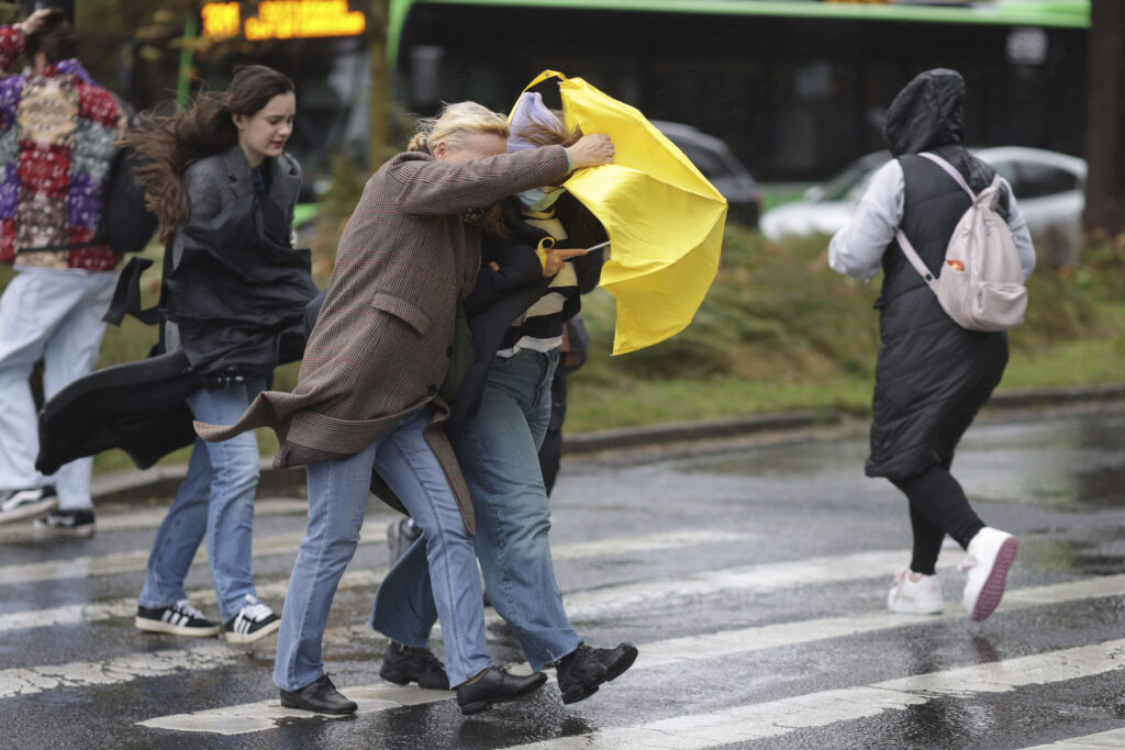 PloaieVantBucurestiOCT:OctavGanea:Inquam