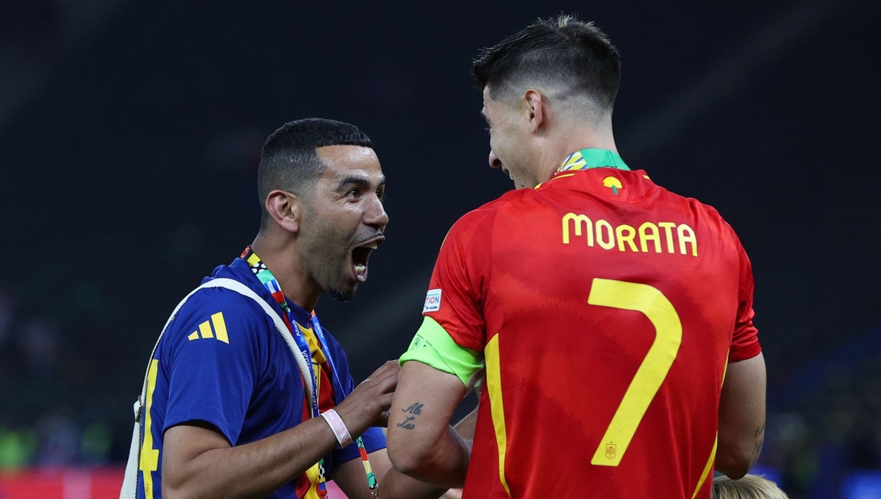 Tatăl puștiului care are salariu de 45.000 de euro pe zi e casnic și nu-i pasă de gura lumi