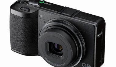 Ricoh extinde seria de camere digitale compacte cu două modele noi