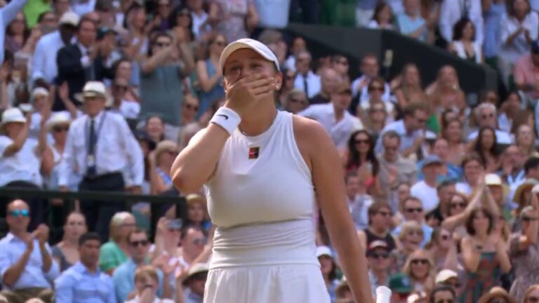 Amanda Anisimova după victorie cu Aryna Sabalenka din semifinalele Wimbledon 2025