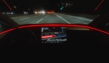 Tesla afișează „reclame” pe ecranele mașinilor de peste 40.000 de euro