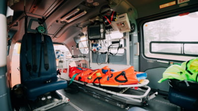 Un bebeluș a murit după ce a fost aruncat de la etajul 4 de sora sa în vârstă de cinci ani. "Îndemn toți părinții să fie vigilenți". Unde era mama copiilor