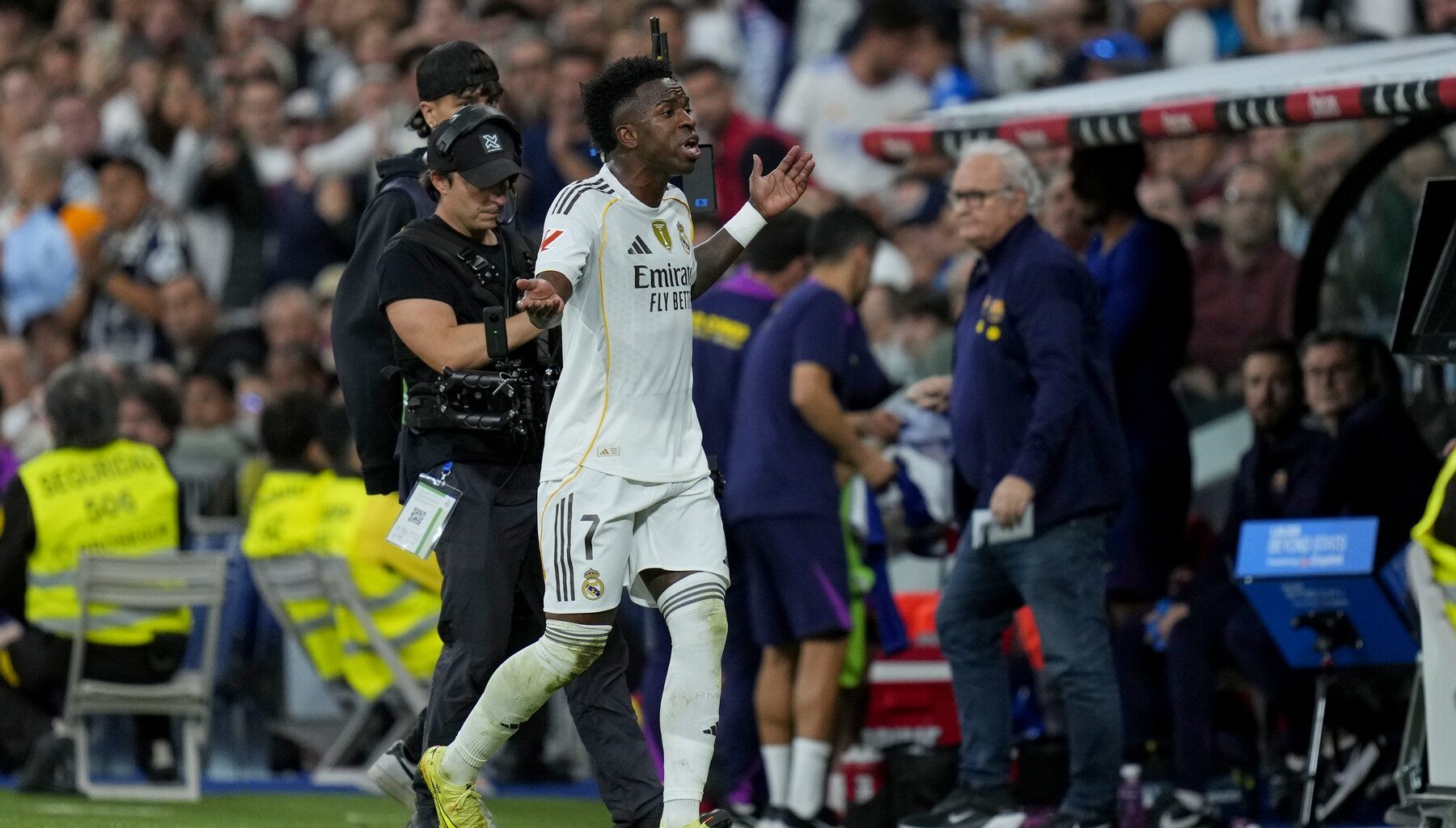 Vinicius jr. a făcut scandal când a fost schimbat în Real Madrid – FC Barcelona. A trecut în trombă pe lângă Xabi Alonso și s-a dus direct la vestiar