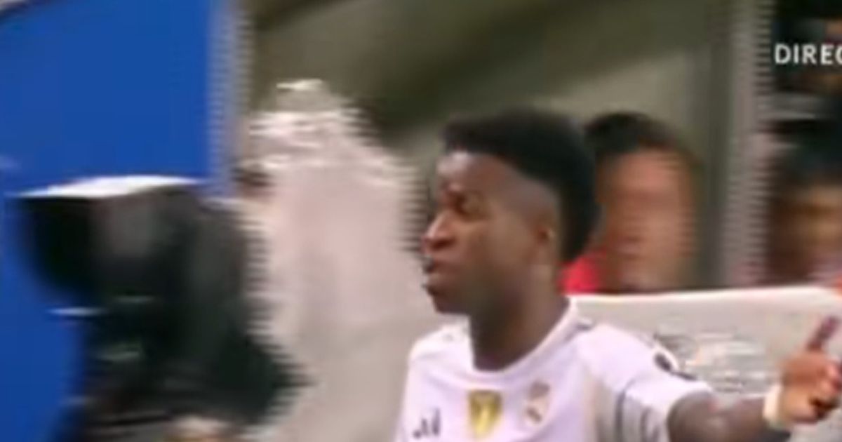 Vinicius a ieșit bombănind. FOTO. O nouă reacție furioasă a brazilianului, după ce a fost schimbat de Xabi! Antrenorul îl apără