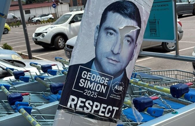 George Simion, sticker in Italia, în parcarea dintr-un supermarket