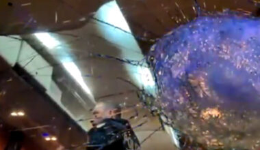 Tragedie! Un șofer de autocar a murit, după ce autovehiculul pe care-l conducea a fost atacat cu pietre. Reacția premierului