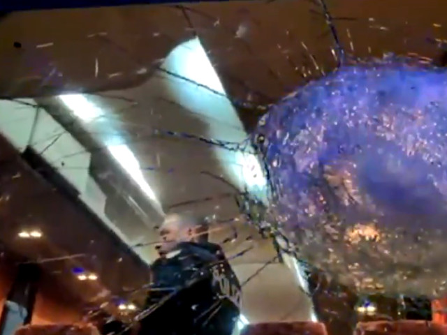 Tragedie! Un șofer de autocar a murit, după ce autovehiculul pe care-l conducea a fost atacat cu pietre. Reacția premierului