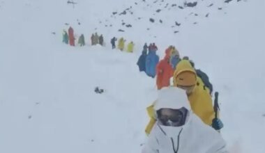 Furtună de zăpadă pe Everest: Operațiune amplă de salvare a sute de alpiniști blocați în taberele turistice