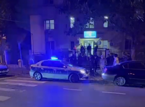 Cine este tatăl elevei care a amenințat un profesor cu un cuțit într-o școală din Sectorul 5