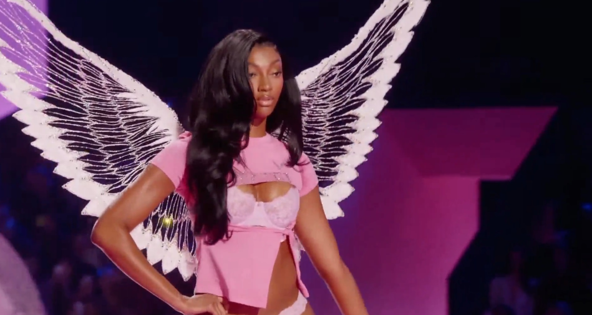 Angel Reese devine prima sportivă profesionistă care defilează în cadrul Victoria's Secret Fashion Show