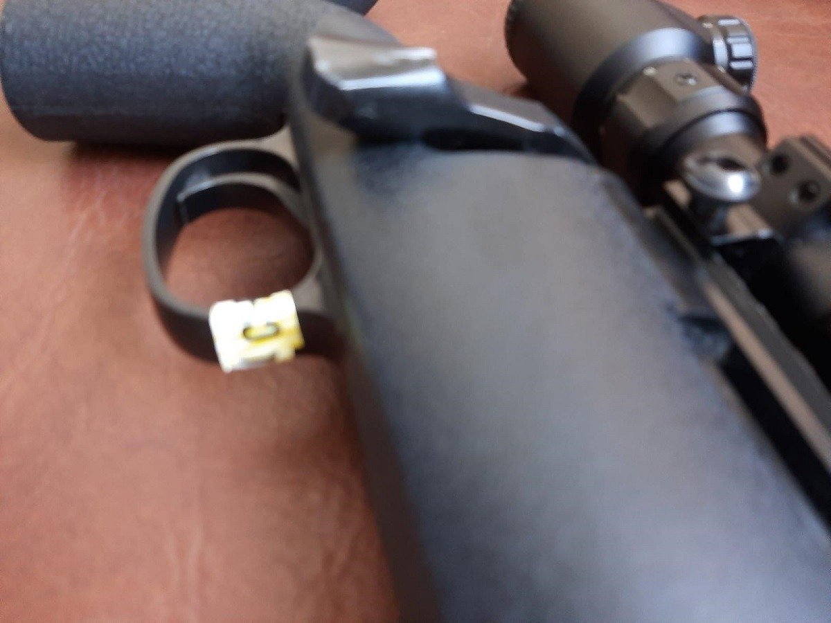 Focuri de armă airsoft în Sectorul 6 al Capitalei/ Nu sunt victime/ Poliţiştii caută persoana care ar fi tras înspre o maşină parcată, care a fost avariată