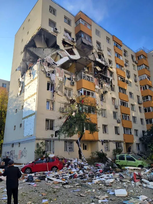 Explozia din Rahova a distrus și mașini parcate lângă bloc, nu numai vieți și locuințe. Câte dosare de pagubă au deschis asigurătorii în zonă