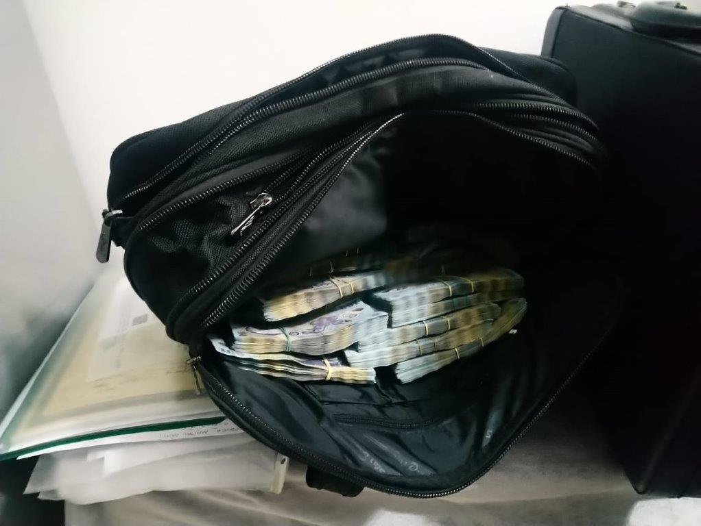 4,8 milioane de bancnote contrafăcute descoperite de Poliţia Română şi Autoritatea Vamală Română / Valoarea însumată a bancnotelor false depăşea 960 de milioane de euro