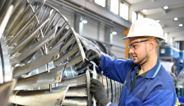 Toamna vine cu fabrici noi și investiții în producție pe bandă rulantă