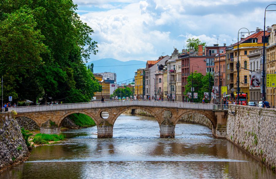 Totul despre finala din Bosnia pentru fanii români: cât costă biletele, variante de călătorie la Zenica, prețuri la cazări și restaurante, obiective turistice » Interes enorm: meciul e deja sold out!