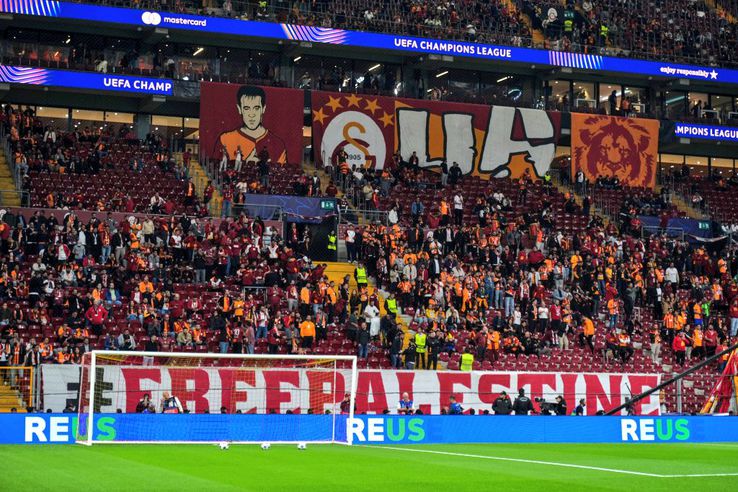 Bannere pro-Palestina la Galatasaray - Liverpool / Foto: Twitter