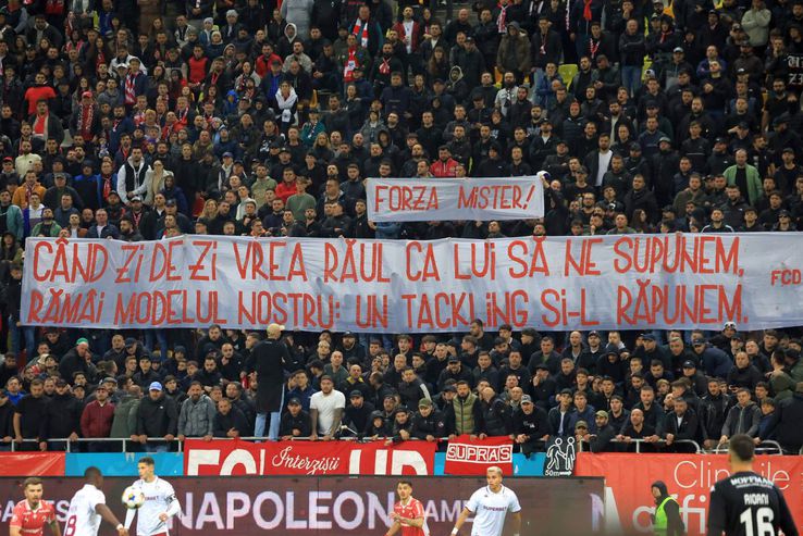 Mesajul dedicat lui Cornel Dinu de către ultrașii din Peluza Sud Dinamo / Sursă foto: Ionuț Iordache (GSP)