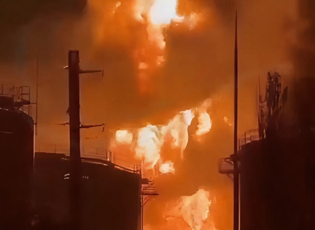 Incendiu uriaș după ce Ucraina a lovit cel mai mare terminal petrolier