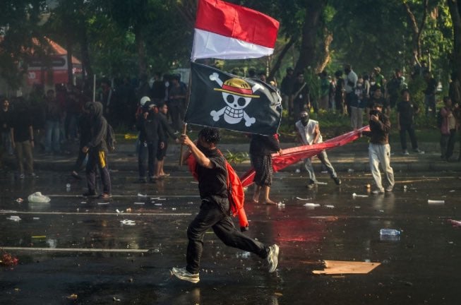 gen z protestatar cu steagul one piece