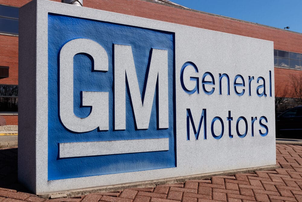 General Motors spune adio smartphone-ului în mașină