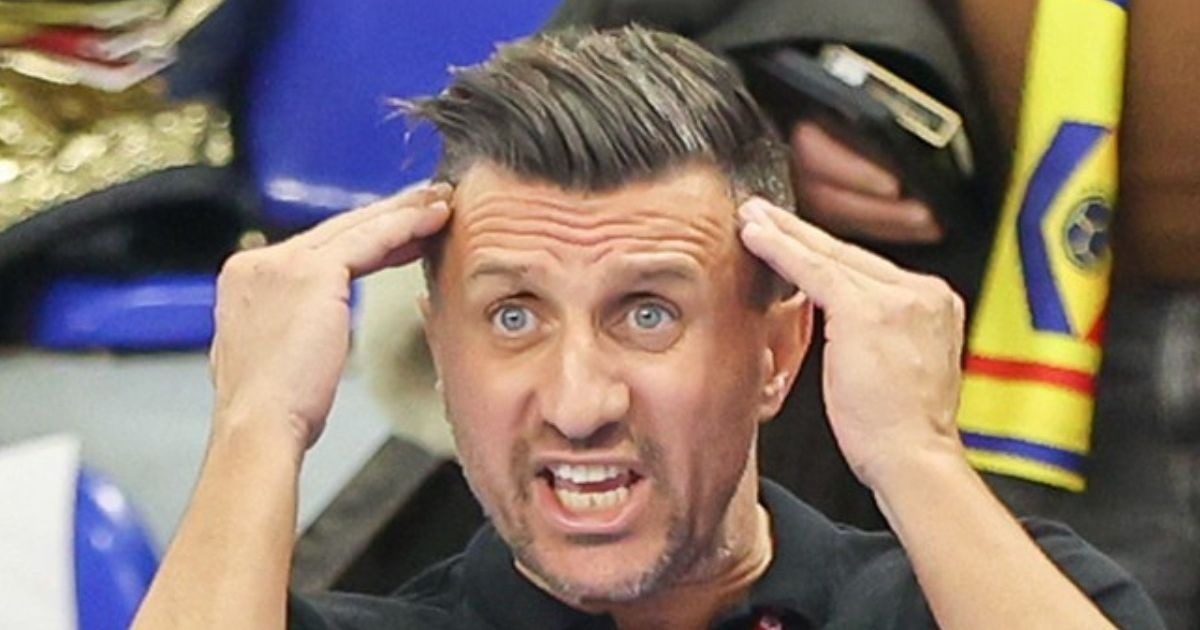 VIDEO+FOTO Gest șocant! Selecționerul României și-a lovit propriul jucător, în timpul meciului + Sancțiunea  ridicolă pe care a primit-o