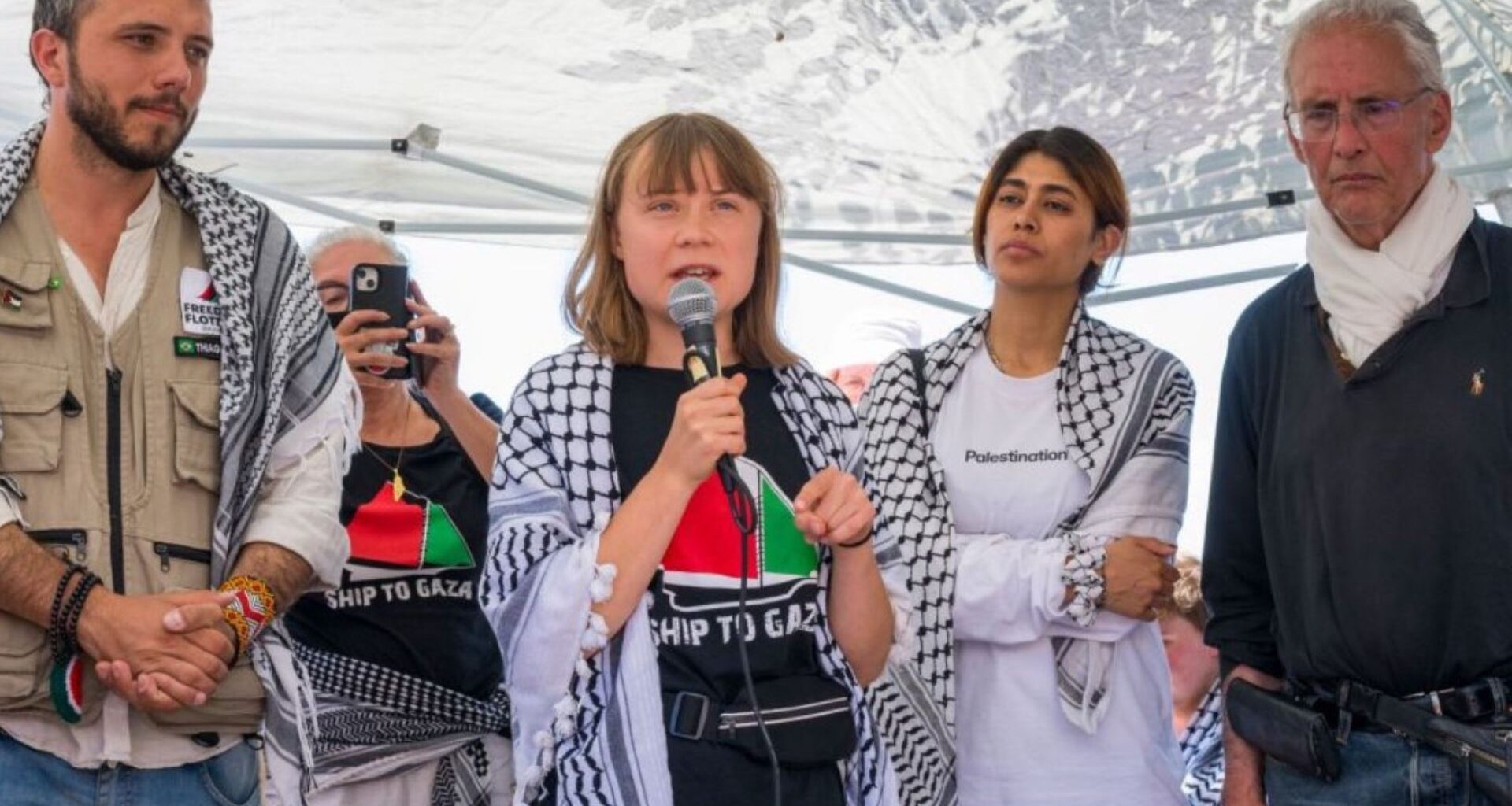 Forțele israeliene au urcat la bordul flotilei pe care se află Greta Thunberg /Activista Greta Thunberg se află printre persoanele reținute de forțele israeliene 