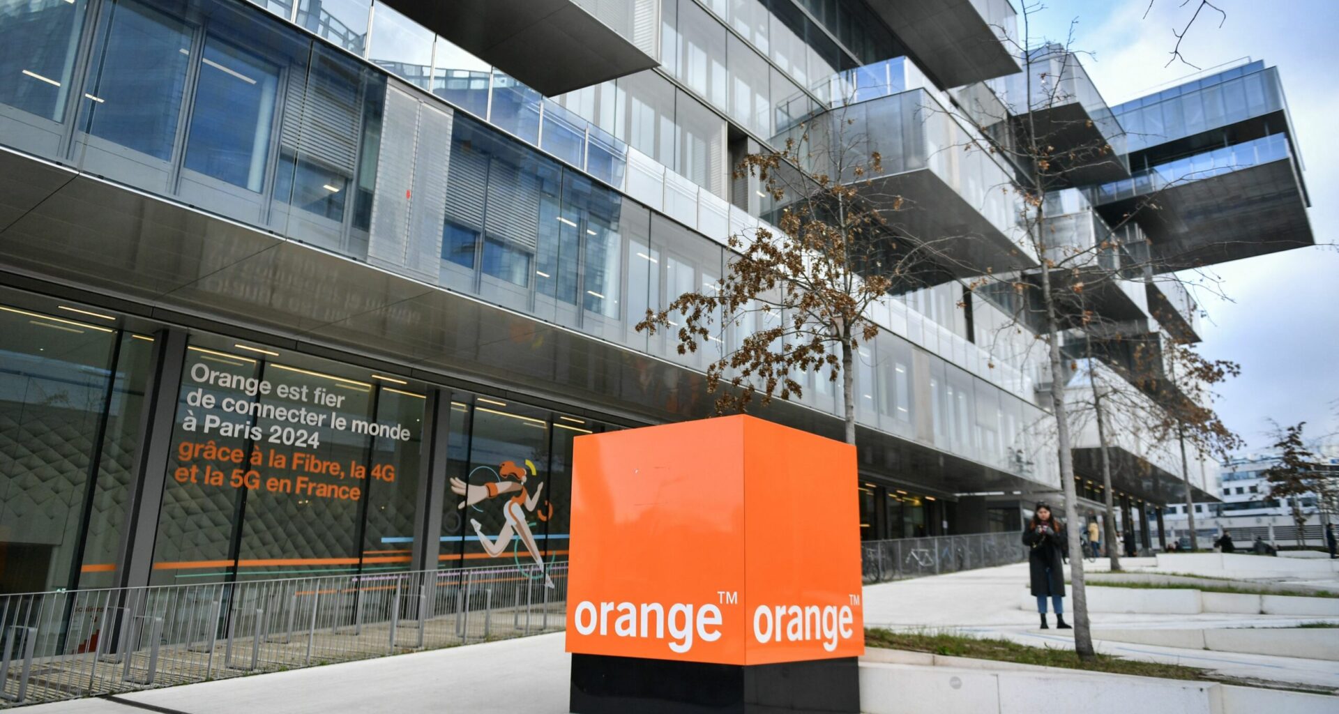 Explozie la sediul Orange din Paris. Mai mulți angajați răniți grav, 80.000 de utilizatori afectați