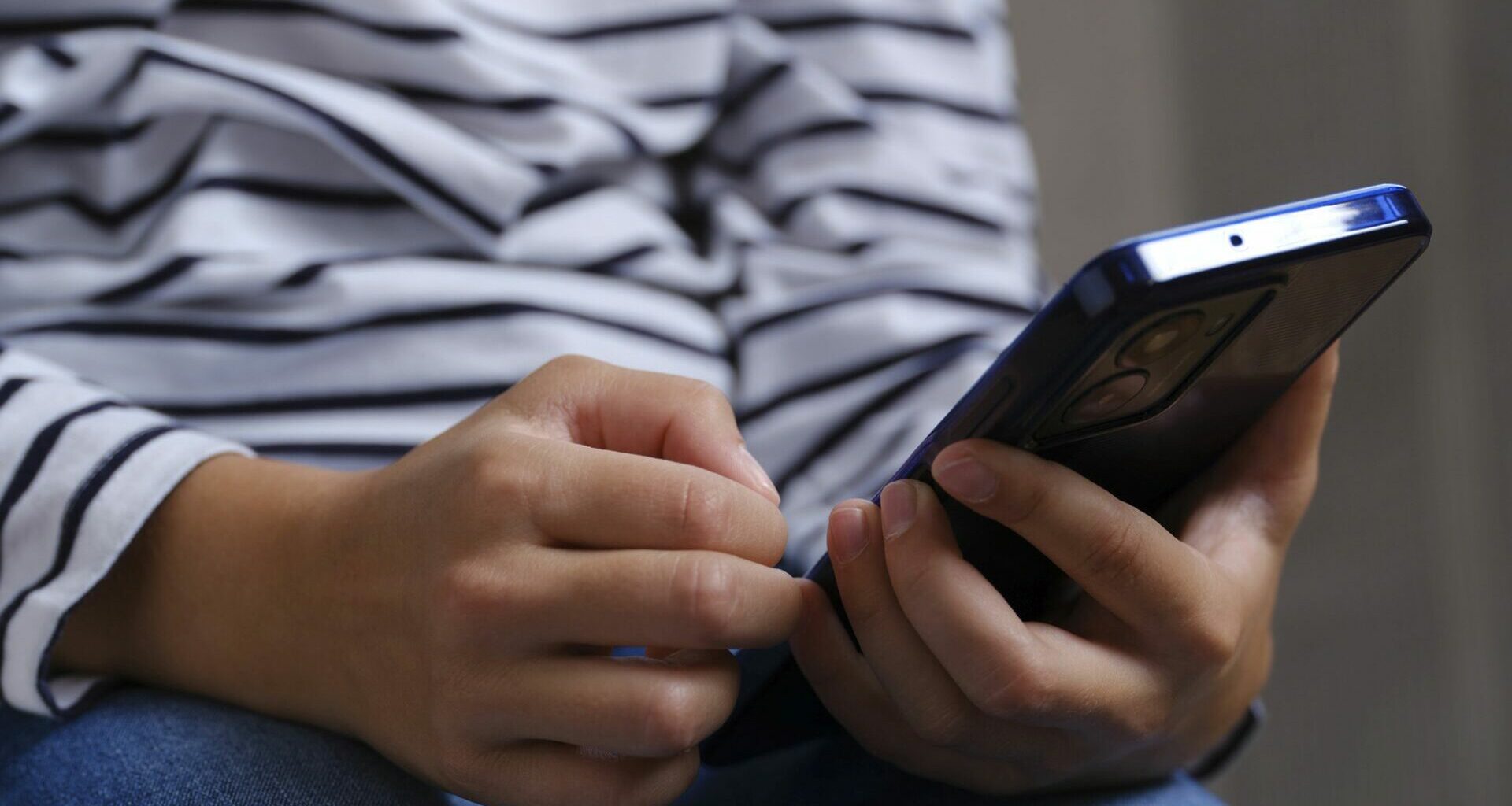 Senatul a adoptat Legea Majoratului Digital. Copiii sub 16 ani vor putea accesa platforme online doar cu acordul părinților