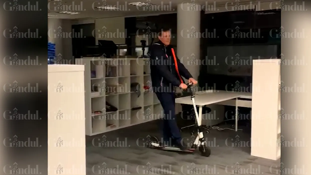 Ionuț Moșteanu, filmat pe trotinetă la USR, în fostul sediu de campanie al Elenei Lasconi