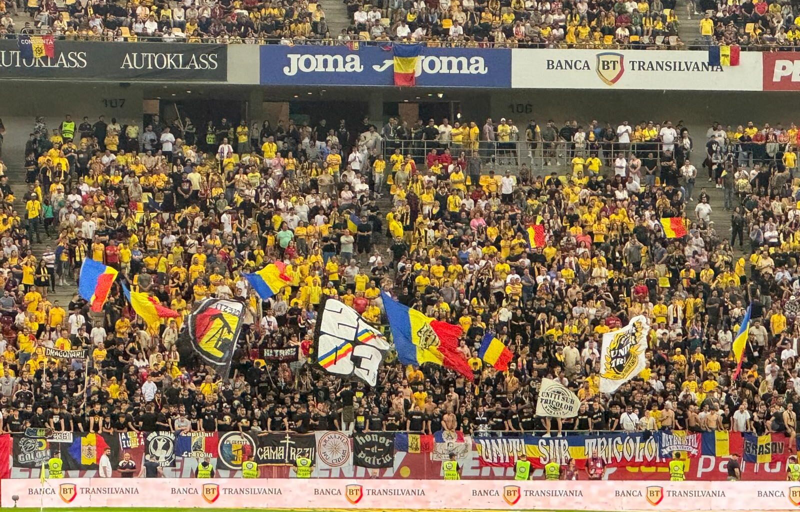 imagine cu suporterii/fani de la meciul România - Cipru din preliminariile Cupei Mondiale 2026