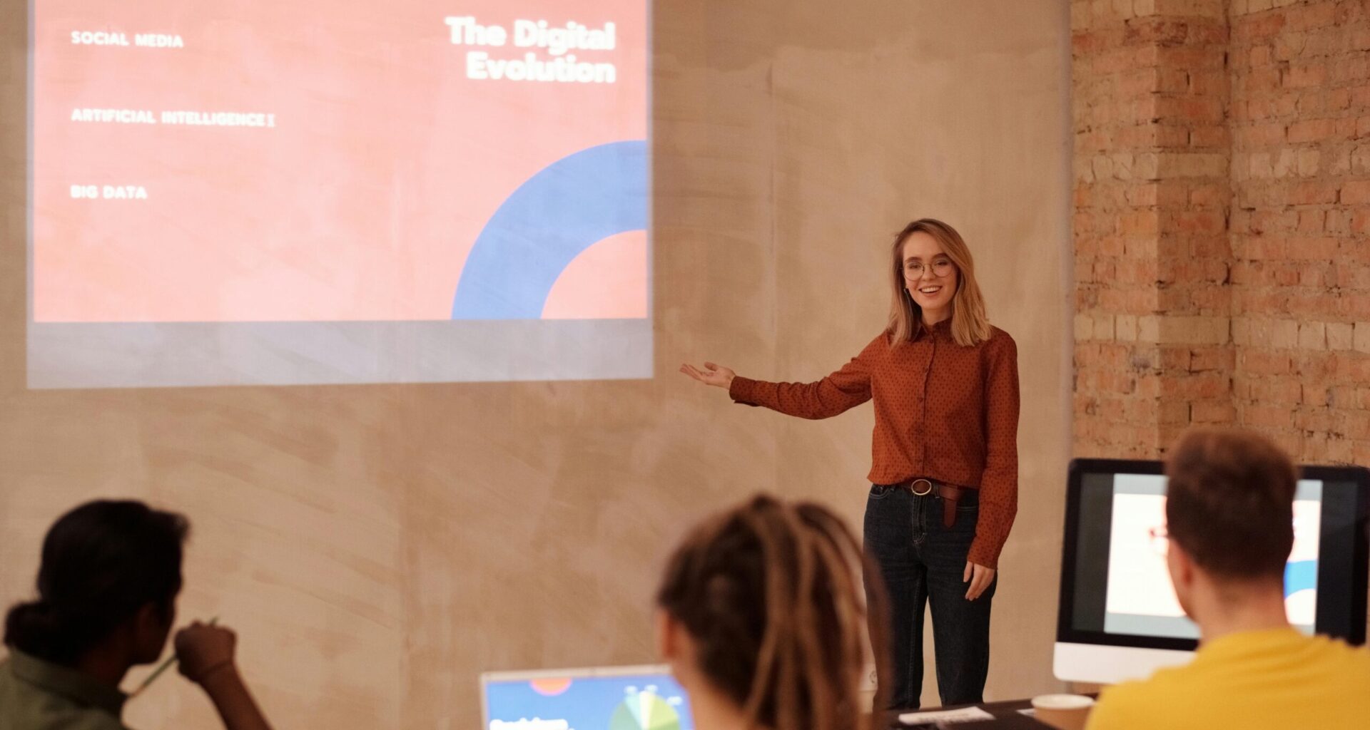 Lista cu cele 40 de meserii pe care le poate înlocui inteligența artificială. Și 40 de care cu greu se poate atinge