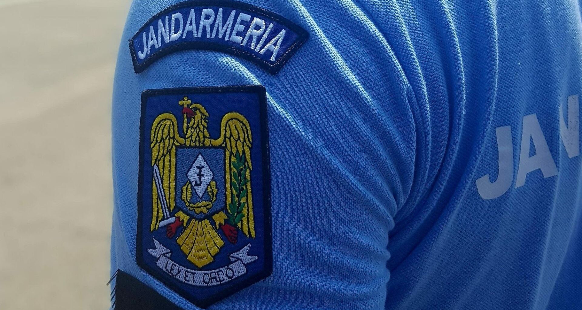 Un bărbat, prins de jandarmi în timp ce împărțea ziare legionare în apropierea Catedralei Naționale